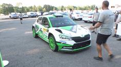 Druhá rallye letošní sezóny začala, jezdci se v horku pořádně zapotí!