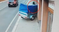 VIDEO: Řidiči se odpojil vozík, který srazil chodce. Muž je ve vážném stavu
