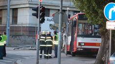 Řidič trolejbusu dupl na brzdy, šest cestujících se zranilo!