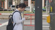 Chodce s mobilem má ochránit semafor ve vozovce