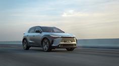 Už i Toyota má plně elektrické auto. Nové SUV dostalo podivný název i volant