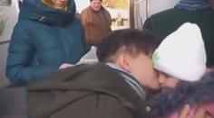 Srdcervoucí video: Otec se loučí s dcerou před odjezdem na frontu