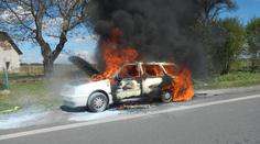 HROZIVÉ FOTO: U Tábora hořelo auto s matkou a malými dětmi!