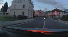 Zdrogovaný motorkář zběsile ujížděl hlídce v Trutnově. Měl zákaz řízení