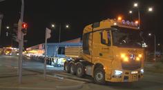 Velké manévry a obrovská váha. Proběhl převoz ocelové konstrukce Dvoreckého mostu