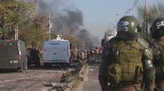 Demonstranti v Santiagu žádali o potraviny. Rozehnala je vodní děla