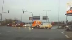 VIDEO: Auto na křižovatce narazilo do sanitky. Ta skončila na boku