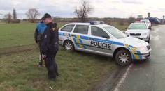 Řídil pod vlivem drog, policii chtěl utéct po poli. Skončil ve vazbě