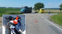 Motorkář vjel přímo pod náklaďák, který vyjel z vedlejší cesty