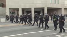 V Los Angeles stále platí zákaz nočního vycházení. Policie pokračuje v zatýkání