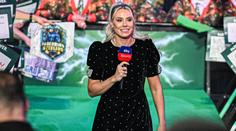 Moderátorka na šipkařském MS ohromila fanoušky. Oblékla si sexy punčochy