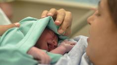 Do porodnice už to nestihli. Tomáš odrodil manželku v mrazu před nemocnicí