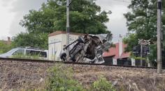 Na přejezdu v Mělníku vlak zdemoloval dodávku. Řidič zázrakem přežil