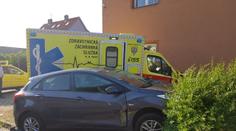 Sanitka vezla pacientku, když do ní vrazilo auto. Napálila do domu!