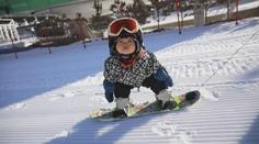 Několikaměsíční dítě ještě ani nechodí, ale na snowboardu válí jako profík