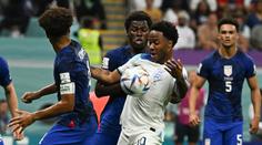 Šokovaný Sterling opustil Katar. Jeho rodina čelila ozbrojenému přepadení
