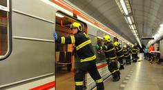 Metro B zastavil pád do kolejiště! Linka nejezdila v obou směrech