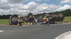 Cisterna plná cementu skončila na střeše, materiál je nutné přečerpat