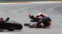 Děsivý pád v MotoGP: Lorenzo vstal, má ale zlomený obratel!