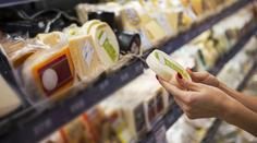 V supermarketech odhalili nebezpečný sýr. Nejezte ho, varuje inspekce