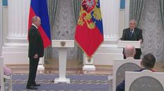 Putin nezvládl klidně stát. Podivně se převažoval dopředu, ruce se mu třásly