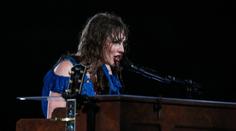 Taylor Swift se rozplakala na pódiu. Během jejího turné zemřeli už dva lidé