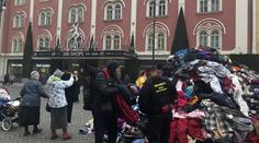Někdo v centru Prahy vysypal tuny oblečení. Magistrát to schválil, ale neví komu