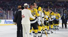 Boston pod širým nebem: Obleky generálů, bitka brankářů a Pastrňákova asistence