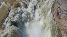 Největší vodopád Žluté řeky v Číně změnil barvu! Láká davy turistů