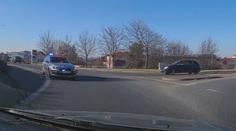 Policisté spěchali v Plzni k případu. Řidiče překvapili v protisměru na objezdu
