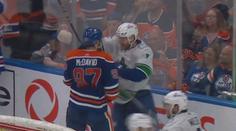 Nechutná dohra zápasu. McDavid schytal krosček přímo do krku