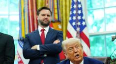 Trump ztrapnil Vance. Před zraky všech mu položil zákeřnou otázku