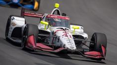 Formule po nárazu letěla vzduchem, závodníka odvezl vrtulník
