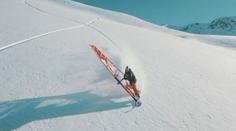 VIDEO: Windsurfing na sněhu! Sportovci si užívají jízdu v dechberoucí krajině