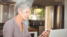 Odvážná seniorka vyfotila podvodníka přímo při činu. Obral ji o statisíce