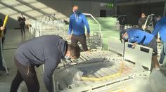 Vítaná pomoc od členů Komety Brno! Pomáhali skládat lůžka