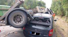 Na auto se převrátil vlek náklaďáku. Řidiči se jako zázrakem nic nestalo