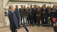 VIDEO: Putin umírá, spekuluje se v zahraničí. Před kamerami mu škubaly nohy