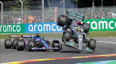 Je to idiot, řekl po kolizi s Hamiltonem Alonso. Brit chybu uznal