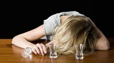 Krušná noc záchranářů: 45 výjezdů kvůli alkoholu a drogám v jediném kraji