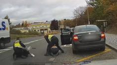 VIDEO: Řidič nedostal na kruháči přednost. Vyřídit si to chtěl s obuškem v ruce