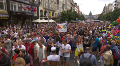 Vrcholí festival Prague Pride. S duhovou vlajkou Prahou projdou desetitisíce lidí