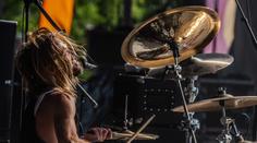 Léky i drogy. Úřad odhalil, co všechno měl zesnulý bubeník Foo Fighters v těle
