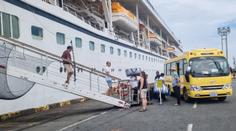 Zaplatili si luxusní dovolenou na moři. Přes 200 turistů se teď nemůže dostat domů