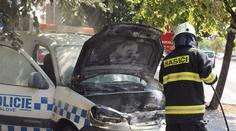 Mužům zákona v centru Hradce Králové shořelo policejní auto