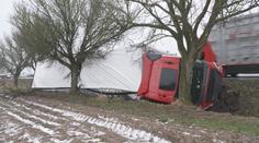 Řidiče trápí déšť a obleva. Pod kamionem se utrhla krajnice