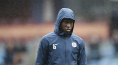 Fotbalista se koronavirem nakazil asi při nákupech. Zůstává v nemocnici