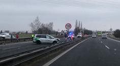 Na D10 se srazilo šest aut včetně sanitky. Zranila se jedna žena
