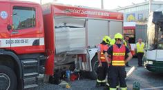 Trolejbus se v Plzni srazil s hasičským autem, řidič je zraněný