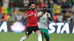 Ostuda fotbalu! Salaha při penaltě zasypaly lasery, Egypťan pak neproměnil